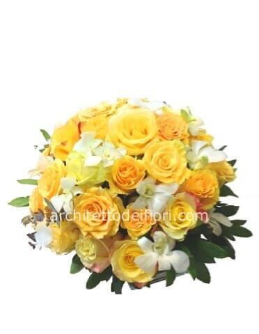 Centrotavola di rose e fiori misti