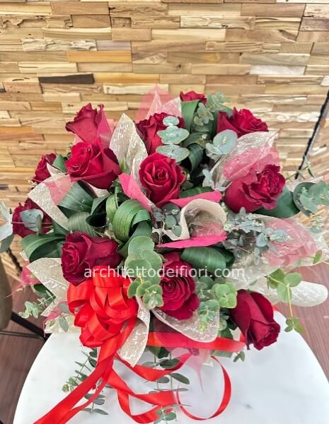 Bouquet di rose rosse confezionato.