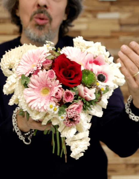 Tecnica confezione rosa singola  e fiori misti con cuore carta 