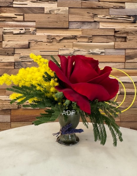 Vasetto ceramica con rosa rossa e mimosa